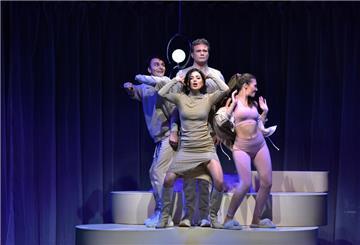 Sind in der Komödie  „Tartüff oder Der Geistige“ zu sehen: Justus Henke (Damis), Marc Vinzing (Orgon), Julia Lindhorst-Apfelthaler (Elmire) und Anna Caterina Fadda (Mariane).
