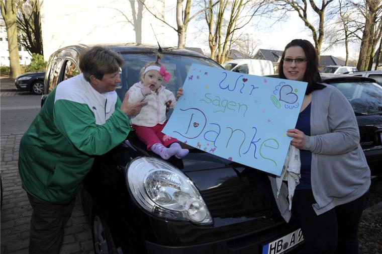 Mutter der kranken Amy bedankt sich bei Spendern von "Hilfe für Mitbürger" Sind nun gewappnet für die vielen Fahrten zu Therapien und zum Arzt: (von links) Oma Anja Heß, Amy und Jacqueline Steenken haben nun ein eigenes Auto. „Hilfe für Mitbürger“ und Stiftungen haben sich an den Kosten für den gebrauchten Kangoo beteiligt.