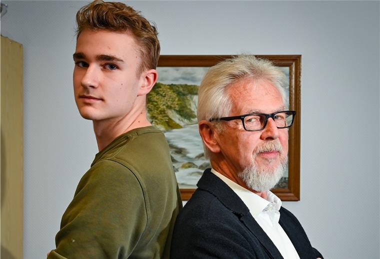 Sind öfter einer Meinung, als die Körperhaltung vermuten lässt: Christopher Jesse (links) und Henry Kowalewski, jüngster und ältester Abgeordneter im neugewählten Kreistag.