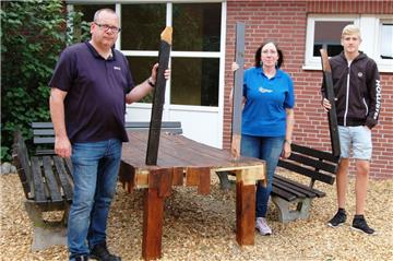 Sind richtiggehend sauer über die blinde Zerstörungswut auf dem Schulhof: Hausmeister Arne Pfeiffer, Rektorin Birgit Arnoldt und Landjugendvorstand Marlon Fitschen. Die Täter sind bislang unbekannt, die Polizei hat die Ermittlungen aufgenommen.  