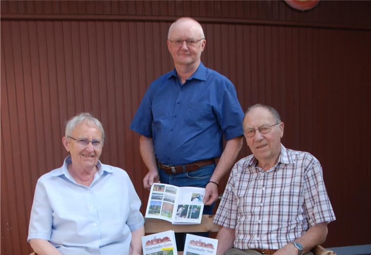 Sind schon ganz gespannt auf die Beteiligung der Bürger am Neuenwalde-Quiz (von links): Ortsbürgermeisterin Ellen Frank, Klaus Schriever und Willi Morick.
