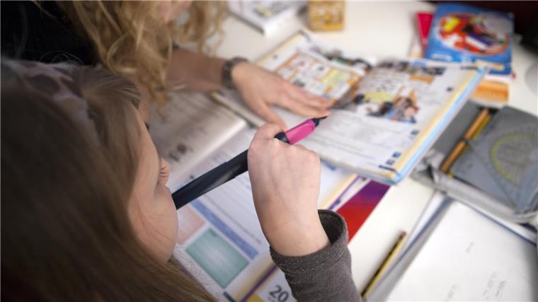 Reizthema: FDP fordert Rückkehr zu Schulnoten - und erntet viel Kritik Kind sitzt über einem Schulheft