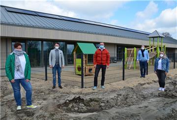 Sind sichtlich stolz auf die neue Kita „Sonnenblume“: (v. l.) Einrichtungsleiterin Maike Pape, Felix Diekmann-Lange, Kai Niemczyk, Bürgermeister Thorsten Krüger und Carol-Ann Perl.