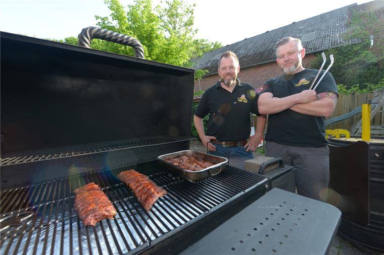 Rekord in Bad Bederkesa: 32 Teams treten beim BBQ-Festival an Sind startklar fürs große BBQ-Festival: Henning Reil (links) und Andreas Barthels aus Bad Bederkesa.