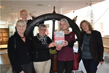 Sind stolz auf das Lexikon über Frauen aus dem Land Bremen (von links): Edith Laudowicz, Linda Falkenberg, Regina Contzen, Romina Schmitter und Dr. Ursula Feldkamp. Laudowicz, Contzen und Schmitter zählen zum Vorstand des Bremer Frauenmuseums und sind die Herausgeberinnen des Werks, Falkenberg ist die Verlegerin, Feldkamp vom Deutschen Schiffahrtsmuseum hat als Autorin daran mitgewirkt.