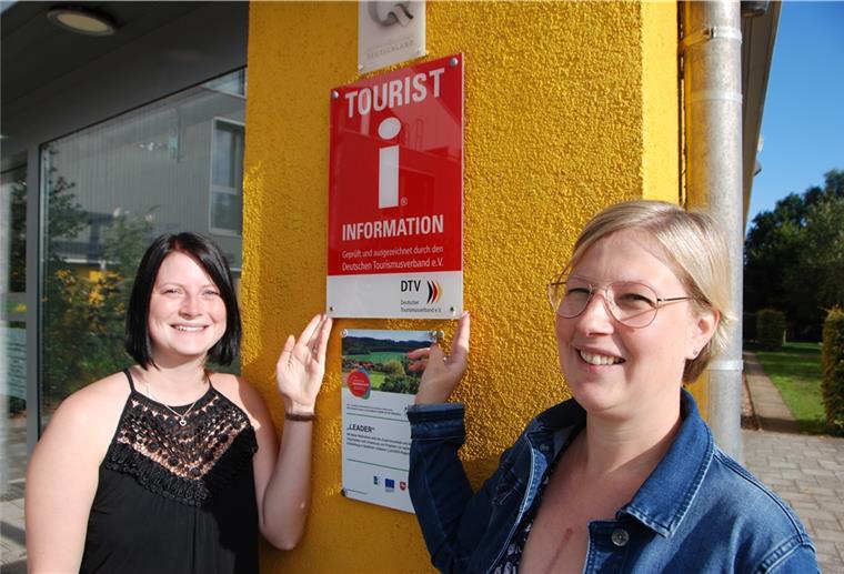 Sind stolz auf die Auszeichnung für „ihre“ Touristinformation: Beke Dahl (links) und Ann-Kathrin Köntopp.