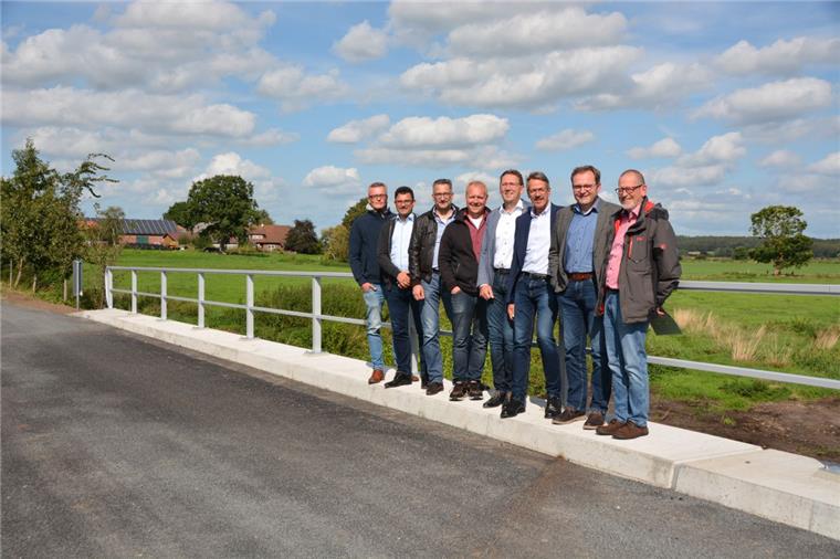 Sind zufrieden mit der neuen Brücke über die Grove Christian Barwich (von links), André Bartel, Enno Gerdes, Jörg Struthoff, Thorsten Küver, Klaus Wirth, Lienhard Varoga und Michael Dähn. 