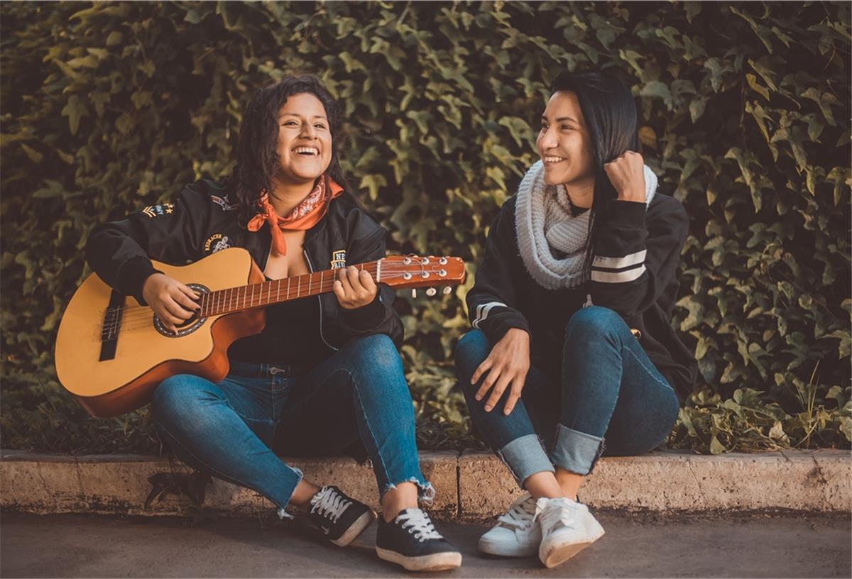 AOK weiß: Wer singt, lebt gesünder Frauen mit Gitarre