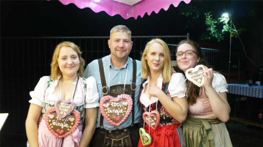Singles unterwegs. Oktoberfest in Nordholz. Foto: Heid