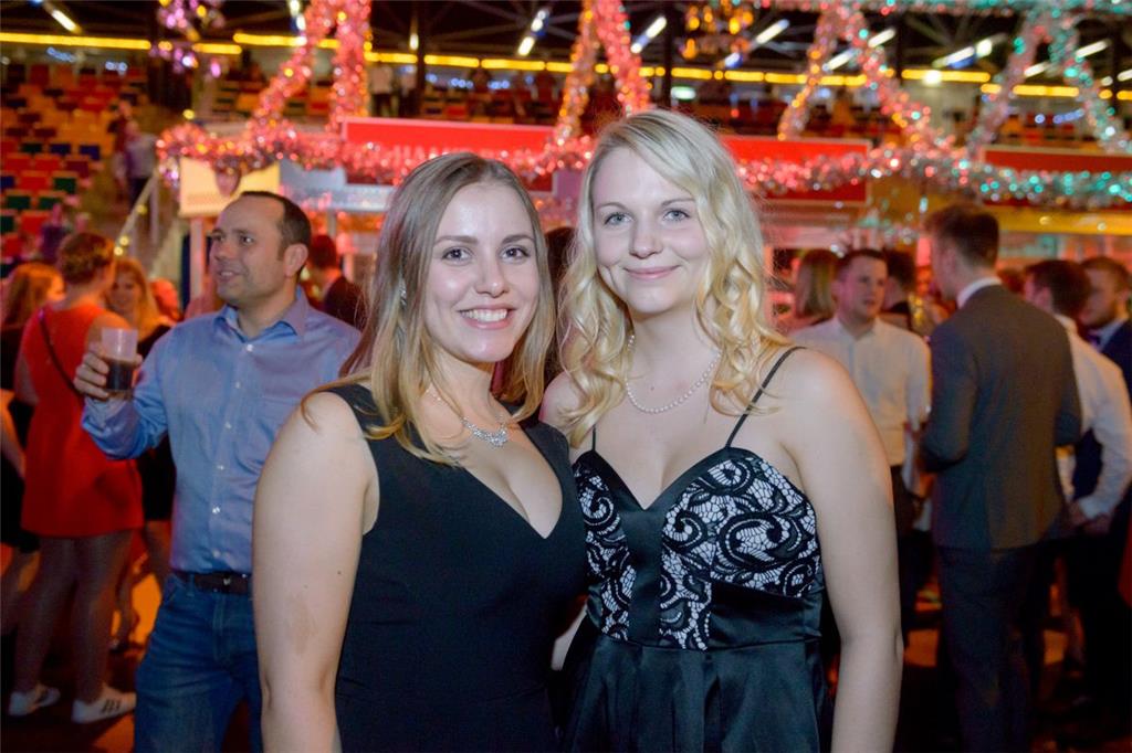 Sinja (links) und Julia freuen sich auf eine kurzweilige Nacht.