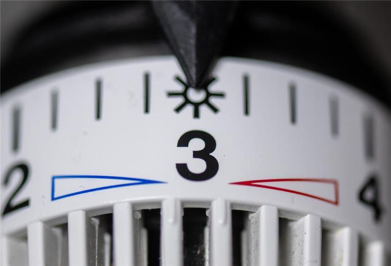 Das Thermostat einer Heizung steht auf Stufe drei.