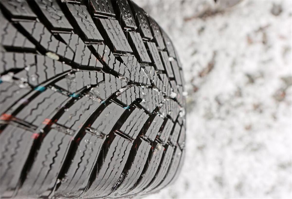 Winterreifen sollten mindestens vier Millimeter Restprofil haben.