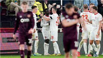 Sirlord Conteh (3. v. l.) traf für Heidenheim zur Führung bei Heart of Midlothian.