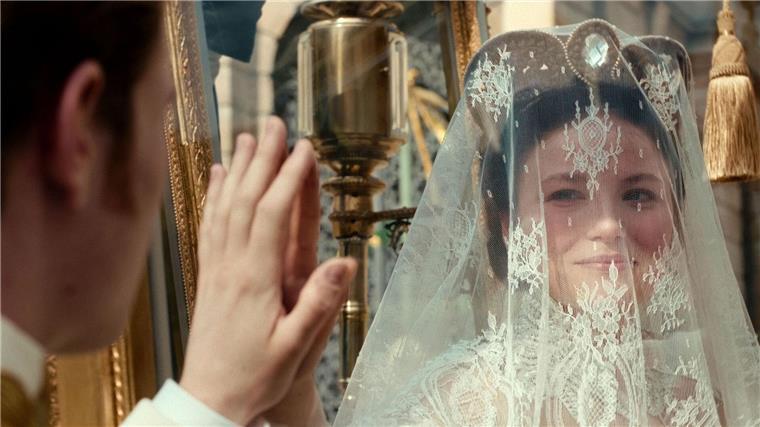 Sisi (Devrim Lingnau, r) und Franz (Philip Froissant) in einer Szene aus „Die Kaiserin“.