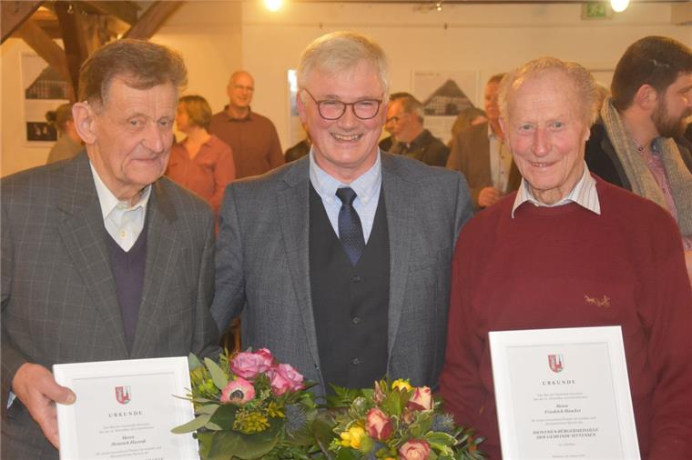 Gemeinde Sittensen ehrt Heiner Hastedt und Friedel Hancker Sittensens Bürgermeister Diedrich Höyns zeichnet Heiner Hastedt (links) und Friedel Hancker (rechts) mit der Dionysius-Medaille aus. Die beiden Männer haben sich über Jahrzehnte ehrenamtlich für die Gemeinde und die in ihr lebenden Menschen eingesetzt.