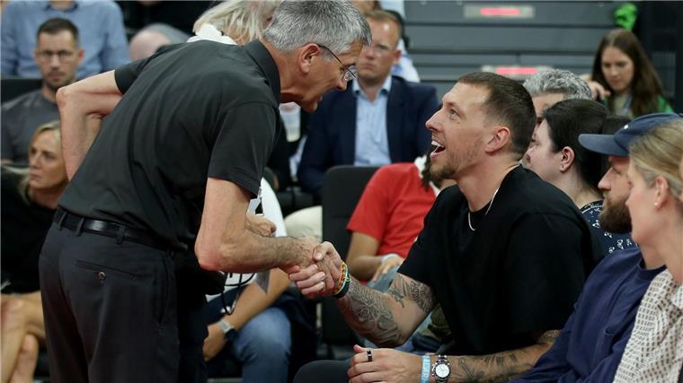 Endspurt für Schröders „Warrior“? Weltmeister brauchen Theis Sitzend und in zivil: So will der Bundestrainer Daniel Theis nicht sehen.