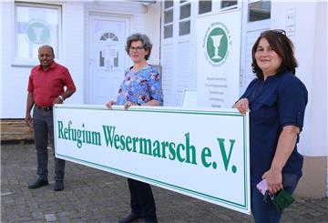 Sivalingam „Sri“ Sireetharan, Doris Ammermann und Zeliha Aykanat (von links) vom Verein Refugium Wesermarsch haben seit Beginn der corona-bedingten Einschränkungen viel zu tun. Denn unter den Geflüchteten in der Wesermarsch herrscht große Unsicherheit. Lorenz