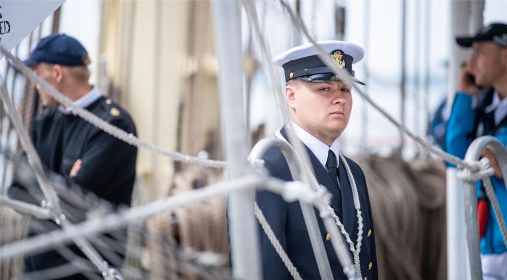 Skeptischer Blick. Das polnische Segelschiff &quot;Dar Mlodziezy&quot; liegt an ...