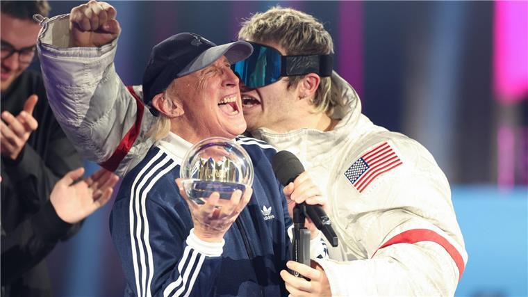 Ski Aggu (r) und Otto Waalkes freuen sich über ihren Preis bei der Preisverleihung „1Live-Krone“ im Lokschuppen Bielefeld.