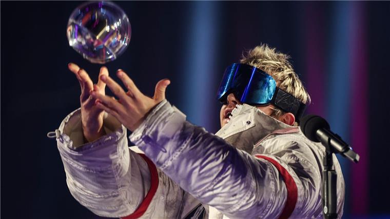 Ski Aggu wirft seinen Preis „Bester Newcomer Act“ hoch.