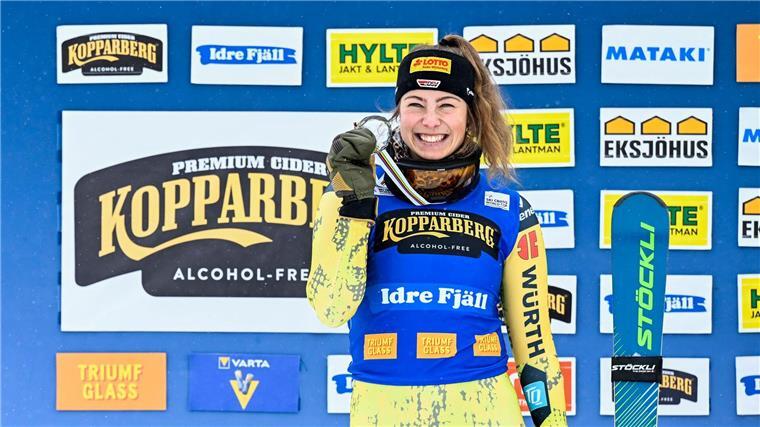 Skicrosserin Daniela Maier bejubelt ihren zweiten Platz in der Weltcup-Gesamtwertung.