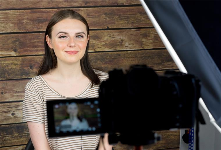 Skinfluencerin Shenja bei der Arbeit. Ihr Instagram-Account heißt inci.pedia, ihr Blog www.incipedia.de und sie sieht sich eher als Beraterin. 