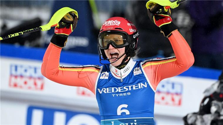 Skirennfahrerin Lena Dürr jubelt über Platz drei.