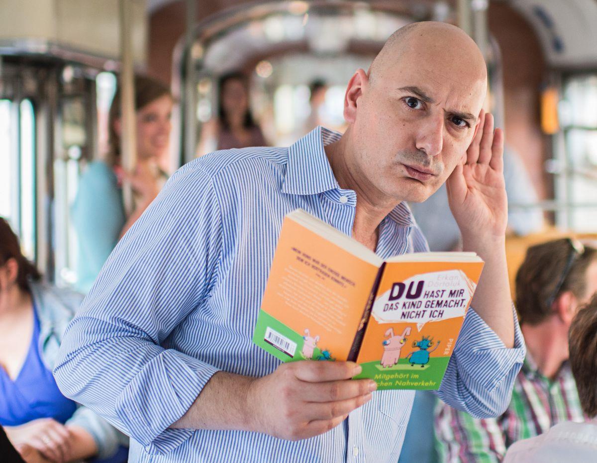 Skurril, skurriler, Alltag: Erkan Dörtoluk sitzt in der Bahn und hört mit, was die meist jungen Menschen bewegt. Die Realität habe die Satire längst überholt, sagt er. 
