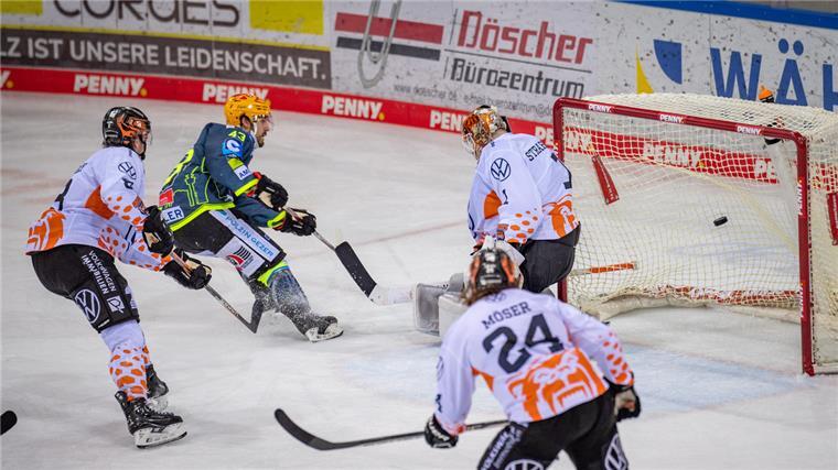 Pinguins versüßen sich den Kurzurlaub mit Sieg im Nordderby Eishockeyspieler in Aktion. Tor für Bremerhaven.
