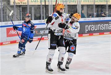 Skyler McKenzie jubelt mit Torschütze Markus Vikingstad über das frühe 1:0 für die Pinguins, das den Weg zum Halbfinaleinzug ebnete.