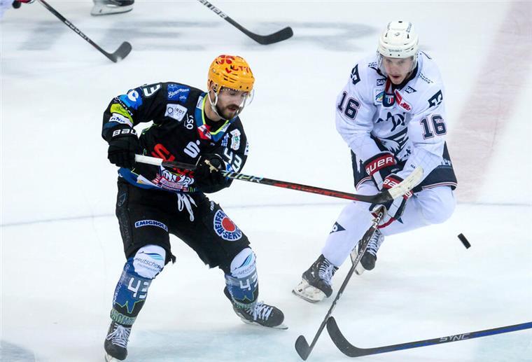 Die Fischtown Pinguins machen es gegen Mannheim durchaus ordentlich Skyler McKenzie (links) im Zweikampf mit einem Mannheimer.