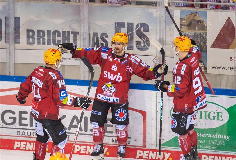 Fischtown Pinguins spielen sich gegen Wolfsburg in einen Rausch Skyler McKenzie (Mitte) trifft gegen Wolfsburg doppelt.