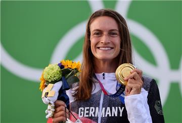 Slalomkanutin Ricarda Funk strahlt mit ihrer Goldmedaille um die Wette.