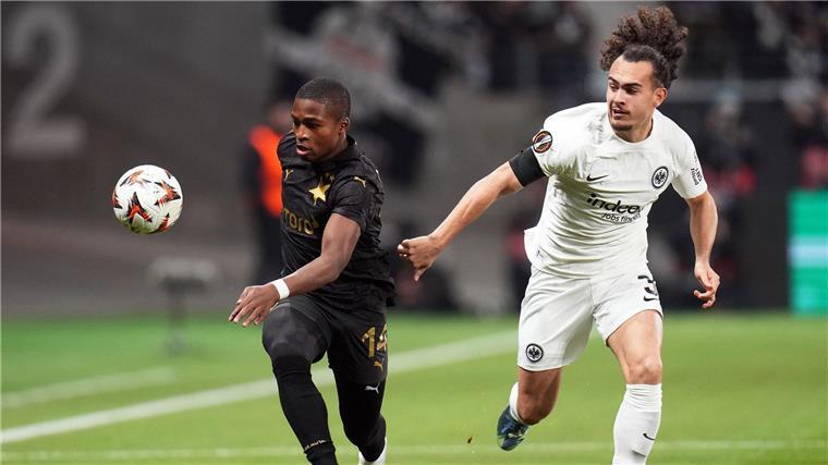 Traumtor von Marmoush: Frankfurt besiegt Slavia Prag Slavia Prag für Eintracht Frankfurt um Abwehrspieler Arthur Theate (r) ein echter Prüfstein.
