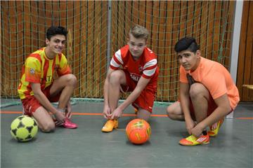 Sleiman Khamis (von links), Patick Bönke und Shervin Nouri schnüren vor dem Fußballturnier mit Teilnehmern aus vielen Nationen die Schuhe für den sportlich-spaßigen Wettkampf. Am Ende kickten die Jungs aus der Mannschaft Beers 1 knapp am Sieg vorbei und holten sich den zweiten Platz.