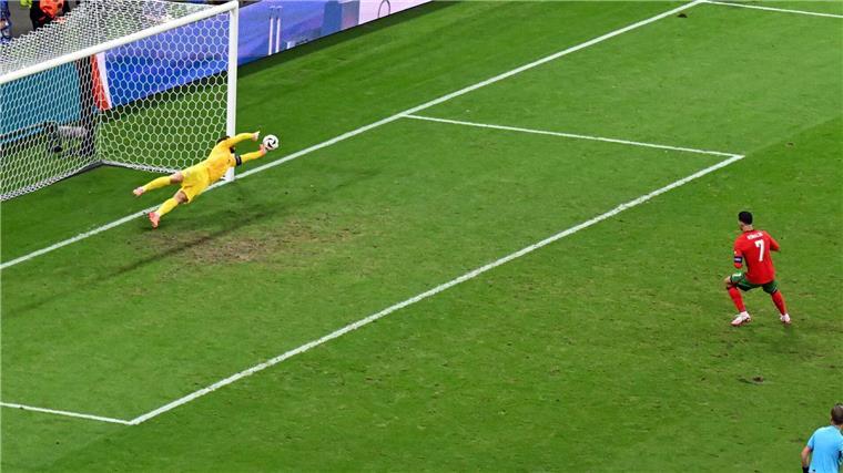 Weinender Ronaldo müht sich mit Portugal ins Viertelfinale Sloweniens Torhüter Jan Oblak (l.) pariert einen Elfmeterschuss von Cristiano Ronaldo.
