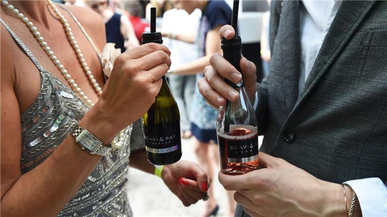 Stirbt der Small Talk aus? Small Talk mit Prosecco: Gäste unterhalten sich am Rande einer Modenschau in Berlin. (Archivbild)