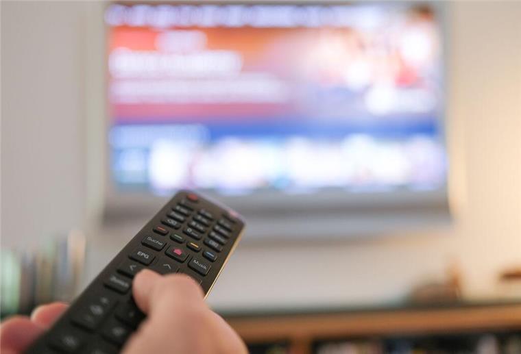 Millionen Deutsche betroffen: Diese neue EU-Regel wird ab Mitte September zur Pflicht Eine Hand bedient eine Fernbedienung für ein TV-Gerät.