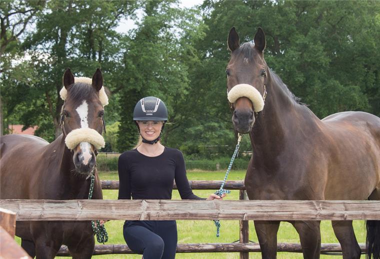 Smilla Philipp mit ihren beiden erfolgreichen Sportpartnern, dem Pony Lalube (links) und Sir Boggles.Demmer