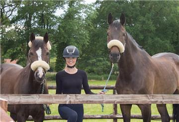 Smilla Philipp mit ihren beiden erfolgreichen Sportpartnern, dem Pony Lalube (links) und Sir Boggles.Demmer