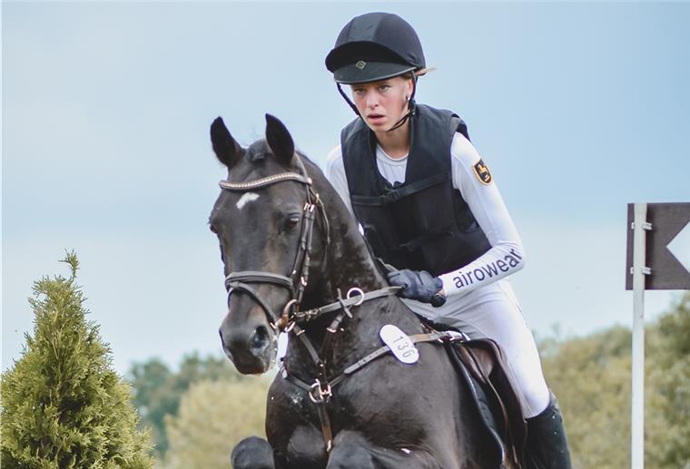 Smilla Philipp mit Olli beim Geländeritt.