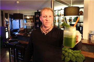 Smoothie mit Schaumkrone: Cocktail-Experte Gary Wellbrock hat aus frischem Wurthflether Grünkohl ein erfrischendes und vitaminreiches Gemüse-Getränk gezaubert.