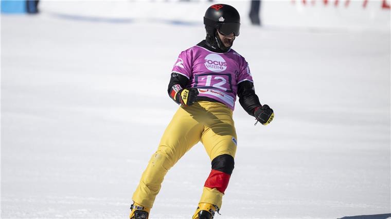 Snowboarder Stefan Baumeister jubelt über die Silbermedaille bei der WM.