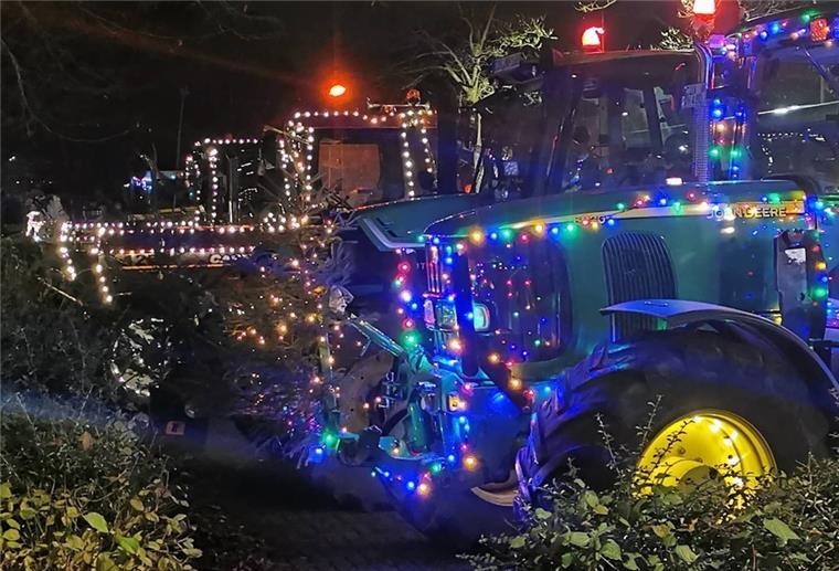 Mit Lichterketten geschmückte Traktoren bei einer der sogenannten Lichterfahrten der Landwirtschaft im Jahr 2021