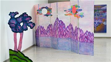 So bunt war es lange nicht im Gerhard-Marcks-Haus. In der Ausstellung der Meisterschüler sind 15 künstlerische Positionen zu sehen, hier die Arbeiten von Mi-el Kwak.