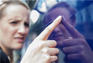 So ein Ärger: Wird der Lack am eigenen Auto zerkratzt, sollten Betroffene den Schaden fotografieren und mit dem Versicherer das weitere Vorgehen besprechen.