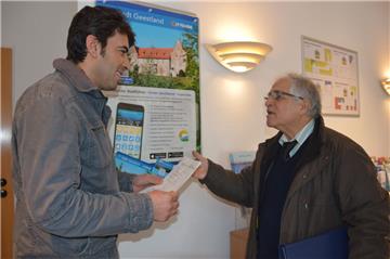 So ein Formblatt hat es in sich: Integrationslotse Fawzi Younesse aus Langen (rechts) erklärt dem Syrer Qahraman Hussein im Rathaus in Bad Bederkesa, was beim Ausfüllen zu beachten ist.