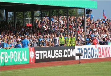 So eng werden die SPD-Delegierten am Sonnabend auf der Tribüne des Fußballstadions in Drochtersen nicht sitzen. Für die Mindestabstände in Corona-Zeiten ist gesorgt. Dafür wurde die Zahl der Delegierten von 113 auf 70 reduziert.