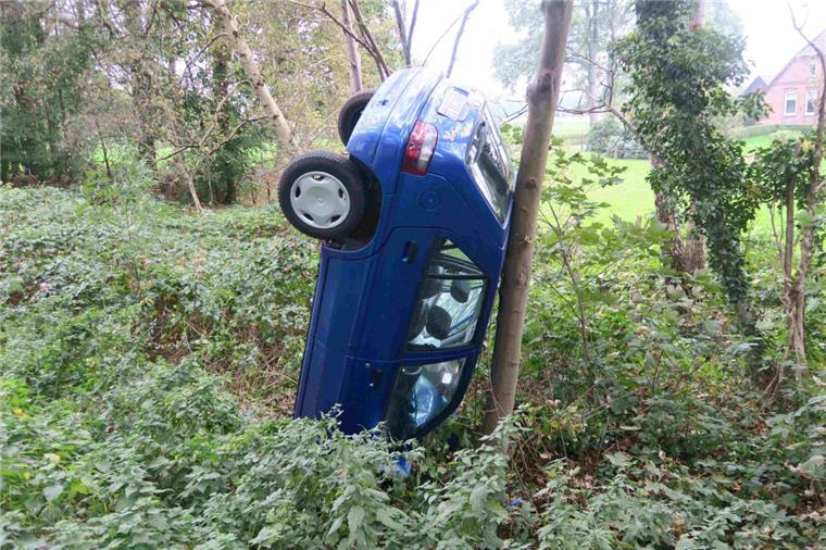Kurioser Unfall im Kreis Oldenburg: Auto bleibt hochkant stehen So fanden die Polizisten das Unfallauto in Hude (Kreis Oldenburg) vor.
