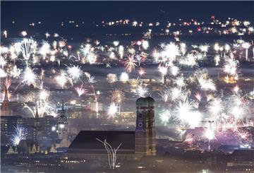 ARCHIV - 01.01.2023, Bayern, München: Silvesterfeuerwerk ist zum Jahreswechsel über der Kulisse der Stadt zu sehen. Um das private Feuerwerk auch aus Umweltgründen einzudämmen, soll es an 2025/26 eine zentrale «Silvestermeile» geben. (zu dpa: «Laute und helle Silvesternacht stört Wildtiere») Foto: Lennart Preiss/dpa +++ dpa-Bildfunk +++